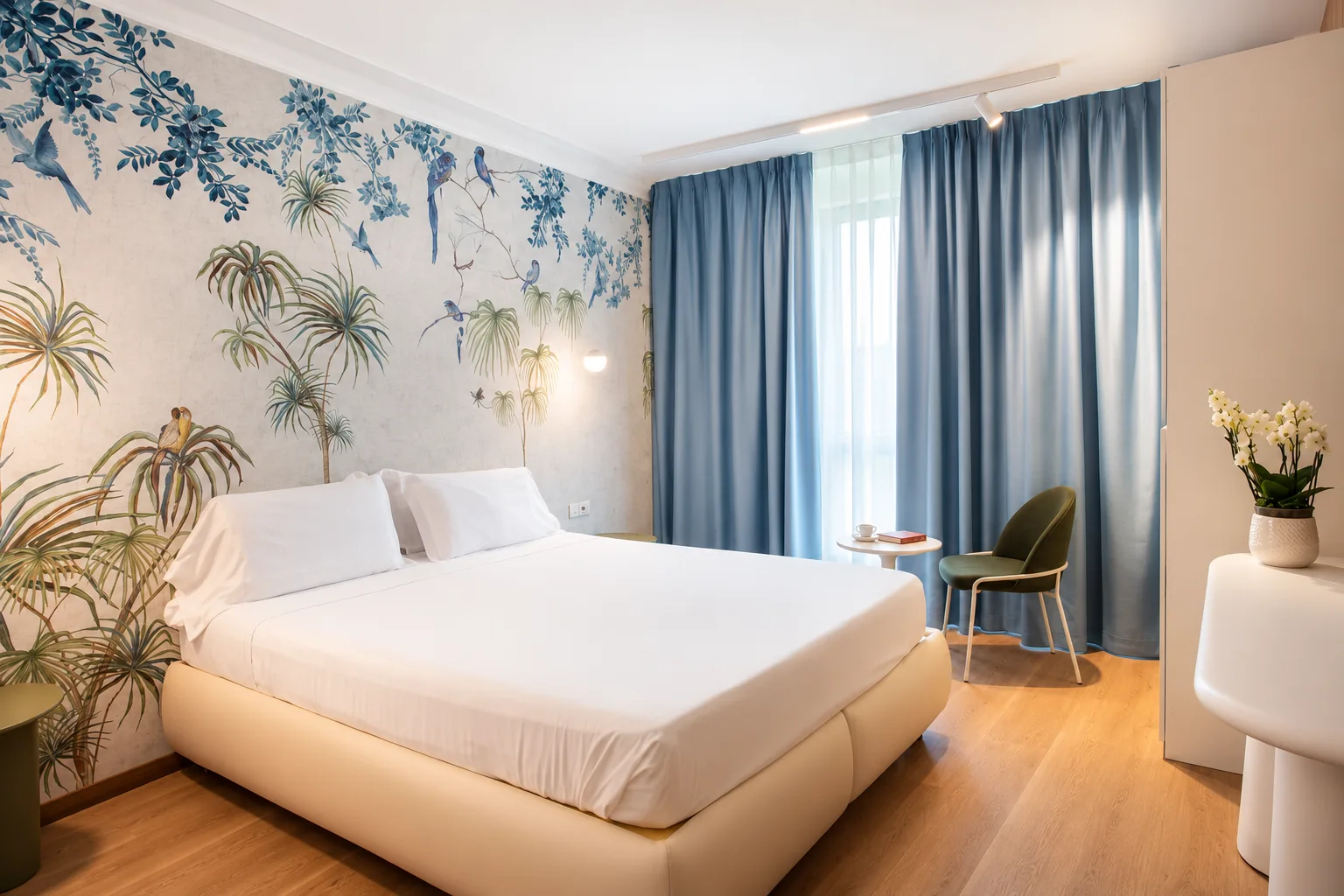 Camera Classic con letto matrimoniale e parete decorata con motivo tropicale di palme e uccelli